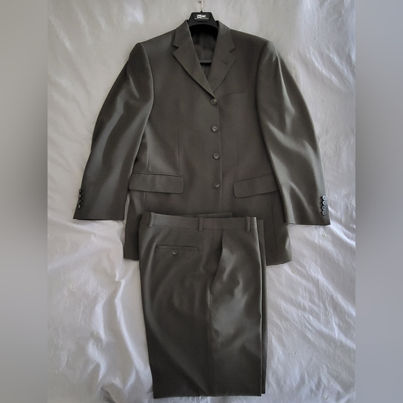 Almost New Men's Suit - 40 - Picture 9 of 14